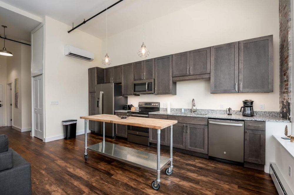 Luxury Downtown Bangor Apartment Image 6